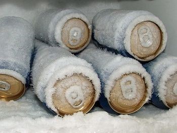 latas congeladas explicando sobre mitos e verdades da temperatura ideal de consumo de cerveja