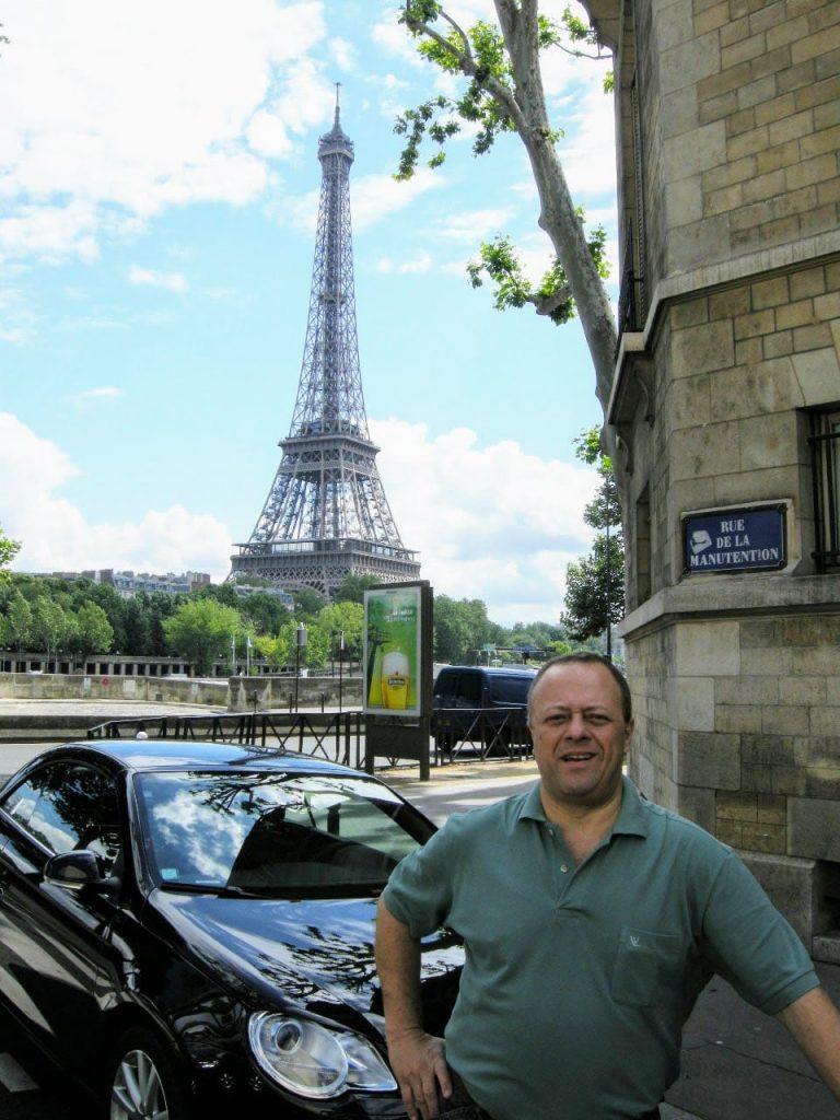 Visitando a Torre Eifel em Paris